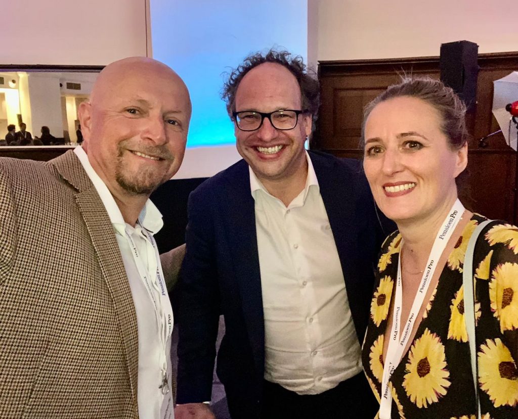 Karin en Sjaak (BrightPensioen) en Wouter Koolmees tijdens de Pensioen Pro Awards 2021 - kopie